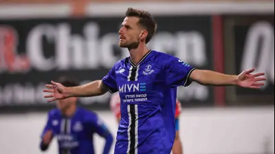 מארק קוסטה שחקן הפועל פתח תקוה חוגג שער. מאור אלקסלסי