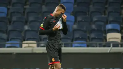 שחקן מ.ס. אשדוד, מוחמד עאמר, אחרי שהורחק. קובי אליהו