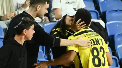 שחקן מכבי נתניה, מתאוס דאבו, חוגג עם בת זוגו. ברני ארדוב