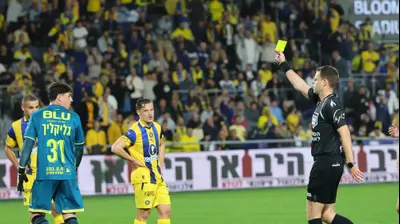 השופט יגאל פריד שולף כרטיס צהוב לעבר ליאור גליקליך שוער מכבי בני ריינה. אודי ציטיאט