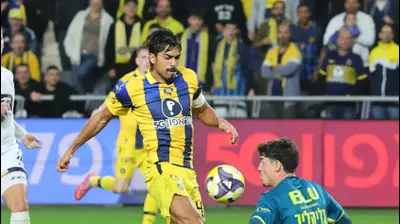 דור פרץ שחקן מכבי תל אביב מול ליאור גליקליך שוער מכבי בני ריינה. אודי ציטיאט