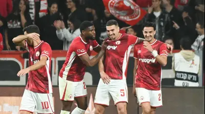 שחקני הפועל באר שבע חוגגים עם אור בלוריאן. ברני ארדוב