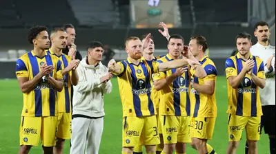 שחקני מכבי תל אביב חוגגים, עידו שחר במרכז. אודי ציטיאט