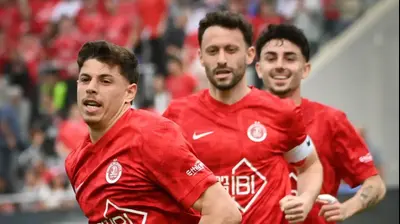 שחקני הפועל תל אביב חוגגים עם סתיו טוריאל. ברני ארדוב