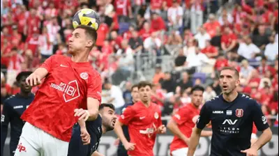 קשר הפועל תל אביב אנדריאן קרייב מבשל שער לטוריאל. ברני ארדוב