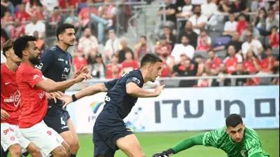 חלוץ הפועל ירושלים מרקו רקוניאץ כובש מול הפועל תל אביב. ברני ארדוב