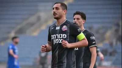 דור מלול שחקן הפועל חיפה, מאחוריו לירן רוטמן. אריאל שלום