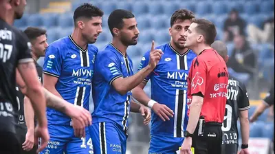 שחקני הפועל פתח תקוה סביב השופט דקל צינו. אריאל שלום