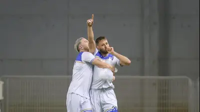 נמניה ליוביסבלייביץ' שחקן עירוני קרית שמונה חוגג שער, משמאלו אדריאן אוגריסה. קובי אליהו