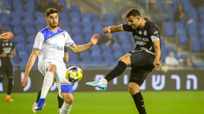 גיא חדידה שחקן עירוני טבריה כובש מול אופיר בנבנישתי שחקן עירוני קרית שמונה. קובי אליהו