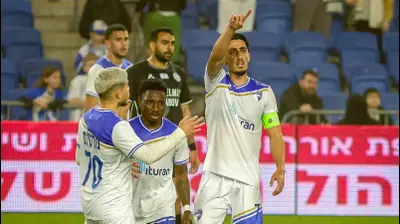 יאיר מרדכי שחקן עירוני קרית שמונה חוגג שער. קובי אליהו