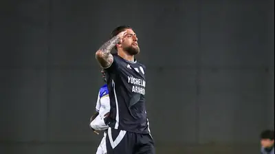 סטניסלב בילנקי שחקן עירוני טבריה חוגג שער. קובי אליהו