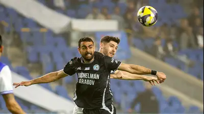 והיב חביבאללה שחקן עירוני טבריה לפני אופיר בנבנישתי שחקן עירוני קרית שמונה. קובי אליהו