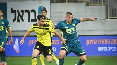 איאד אבו עביד שחקן בני ריינה מול עוז בילו שחקן מכבי נתניה. ברני ארדוב