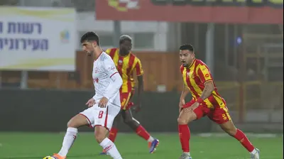 חמודי כנעאן שחקן הפועל באר שבע לפני שלו הרוש שחקן מ.ס. אשדוד. לירון מולדובן 