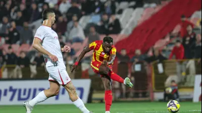 שחקן מ.ס. אשדוד, יוג'ין אנסה, כובש מול הפועל באר שבע. לירון מולדובן 