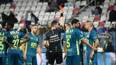 אביעד שילוח מרחיק את מילאדין סטבאנוביץ' בלם בני ריינה. ברני ארדוב