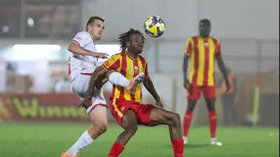 שחקן מ.ס. אשדוד, ויקטור אוצ'אי, מול איגור זלאטנוביץ', הפועל באר שבע. לירון מולדובן 