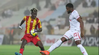 שחקן מ.ס. אשדוד, קארים קימבידי, מול שחקן הפועל באר שבע, לוקאס ונטורה. לירון מולדובן 