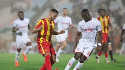 שחקן מ.ס. אשדוד, אילון אלמוג, מול שחקן הפועל באר שבע, ג'יבריל דיופ. לירון מולדובן 