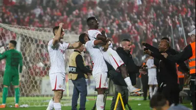 שחקני הפועל באר שבע חוגגים עם קינגס קאנגווה. לירון מולדובן 