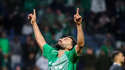 מיכאל אוחנה שחקן מכבי חיפה חוגג שער. קובי אליהו