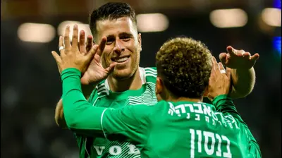 גיא מלמד שחקן מכבי חיפה חוגג שער עם מנואל בנסון. קובי אליהו