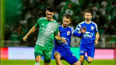 אחמד סלמן שחקן בני סכנין מול ילה בטאי שחקן מכבי חיפה. קובי אליהו