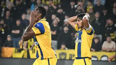 שחקני מכבי תל אביב דור פרץ, מוחמד עלי קמארה. ברני ארדוב