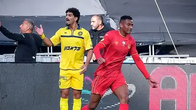 מוחמד עאמר שחקן מ.ס. אשדוד לפני רוי רביבו שחקן מכבי תל אביב. אריאל שלום