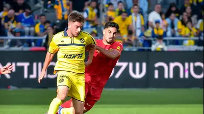 אילי טמם שחקן מ.ס. אשדוד מול נועם בן הרוש שחקן מכבי תל אביב. אריאל שלום