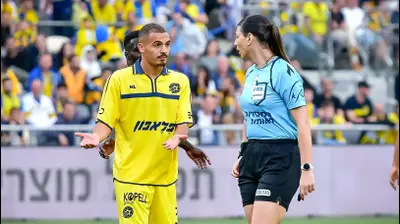שחקן מכבי תל אביב, סייד אבו פרחי, עם השופטת ספיר ברמן. אריאל שלום