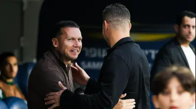 עומר פרץ מאמן הפועל פתח תקוה עם ברק בכר מאמן מכבי חיפה. קובי אליהו