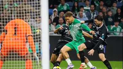 מנואל בנסון שחקן מכבי חיפה לפני איתי רוטמן שחקן הפועל פתח תקוה. קובי אליהו