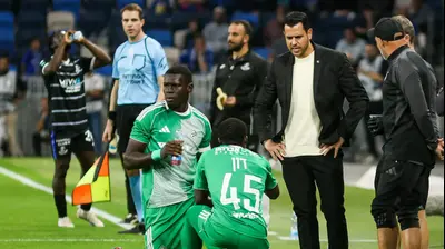 עבדולאי סק, סדריק דון שחקני מכבי חיפה שוברים את צום הרמדאן, איתם המנהל גיל אופק. קובי אליהו