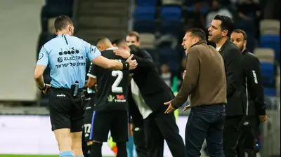 ברק בכר מאמן מכבי חיפה מול השופט אביעד שילוח. קובי אליהו