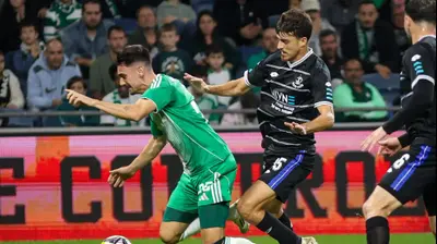 ילה בטאי שחקן מכבי חיפה לפני שחר רוזן שחקן הפועל פתח תקוה. קובי אליהו