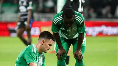 סדריק דון עם ילה בטאי הפצוע שחקני מכבי חיפה. קובי אליהו