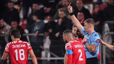 השופט עומר בירן שולף כרטיס לשחקן בני סכנין, עומר אבוהב. מאור אלקסלסי