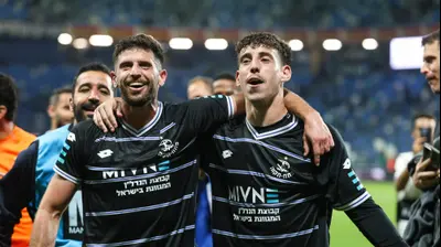 רועי דוד (מימין) עם תומר אלטמן שחקני הפועל פתח תקוה. קובי אליהו