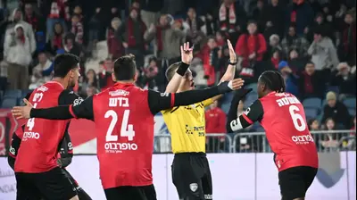 שחקני הפועל ירושלים דורשים פנדל מהשופט יוני קלז. ברני ארדוב