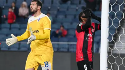 שוער עירוני קרית שמונה דניאל טננבאום לצד אווקה אשטה שחקן הפועל ירושלים. ברני ארדוב