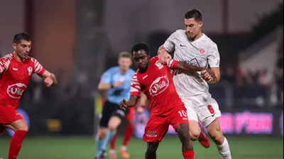 שחקן בני סכנין, מתיו קוג'ו, מול שחקן הפועל תל אביב, אנדריאן קרייב. מאור אלקסלסי