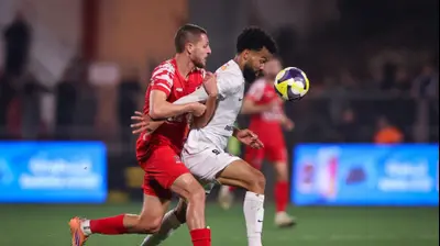 שחקן הפועל תל אביב, פלקאו, מול שחקן בני סכנין, אחמד סלמן. מאור אלקסלסי