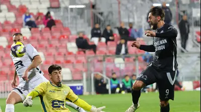 סטניסלב בילנקי שחקן עירוני טבריה כובש מול ליאור גליקליך שוער מכבי בני ריינה. אודי ציטיאט