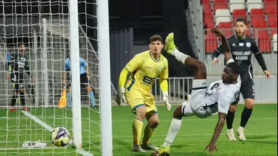 כריסט טייהי שחקן מכבי בני ריינה מנסה להציל כדור על הקו. אודי ציטיאט