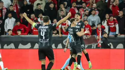 שחקני הפועל חיפה חוגגים, רוי נאווי עם אנדריה רדולוביץ'. קובי אליהו