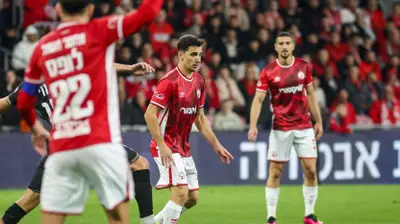 דן ביטון שחקן הפועל באר שבע. קובי אליהו