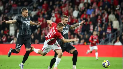 איגור זלאטנוביץ' שחקן הפועל באר שבע בין דריו ז'ופאריץ' (מימין) לבין איבן קריצ'אק שחקני הפועל חיפה. קובי אליהו