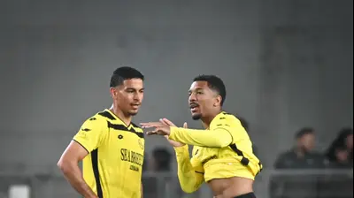 מתאוס דאבו עם בסאם זערורה שחקני מכבי נתניה. ברני ארדוב